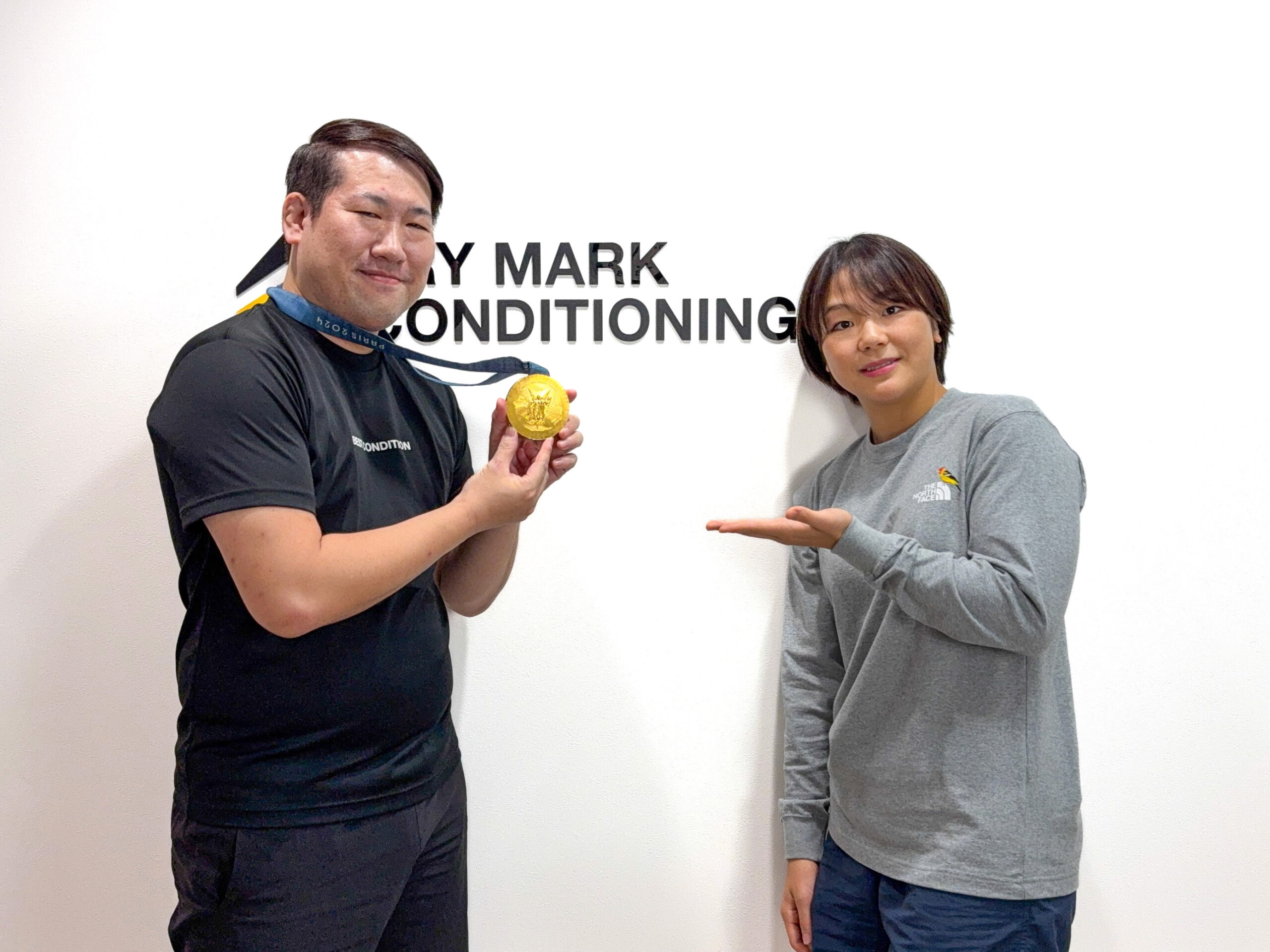 HOME パリ五輪 金メダリスト 藤波朱理選手との記念写真