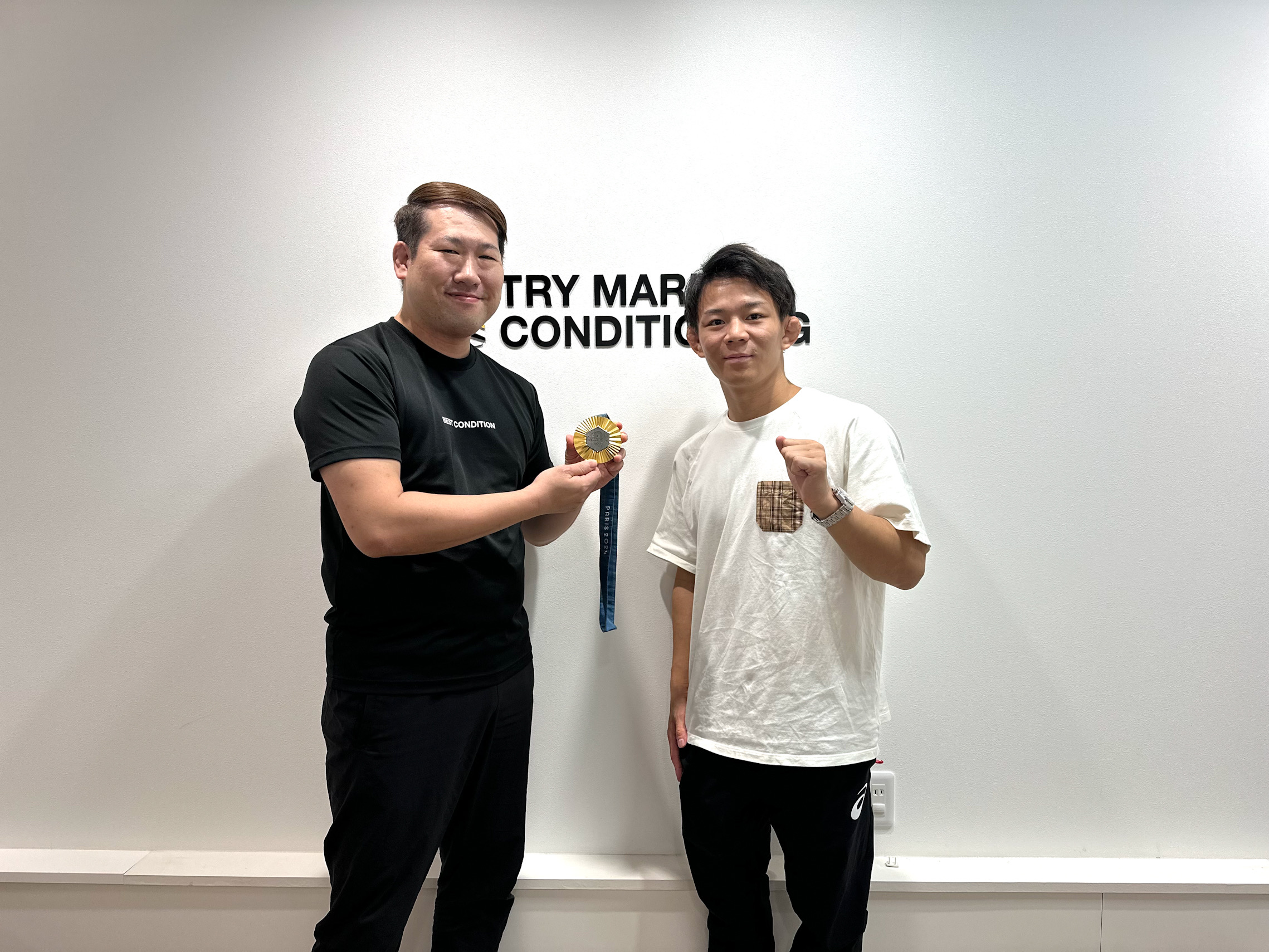 HOME パリ五輪 金メダリスト 樋口選手との記念写真