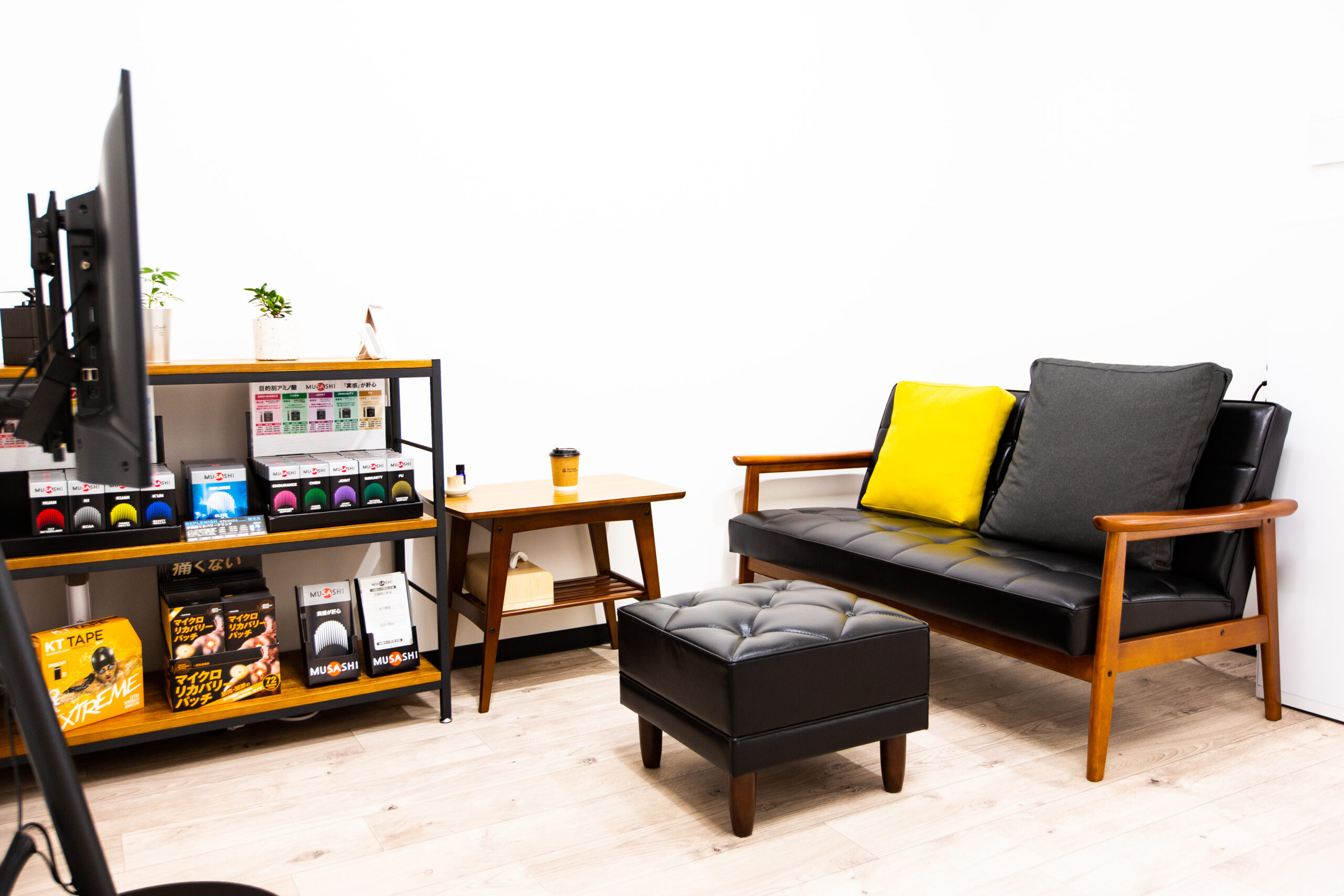 HOME TMC 店内の様子(ソファースペース)