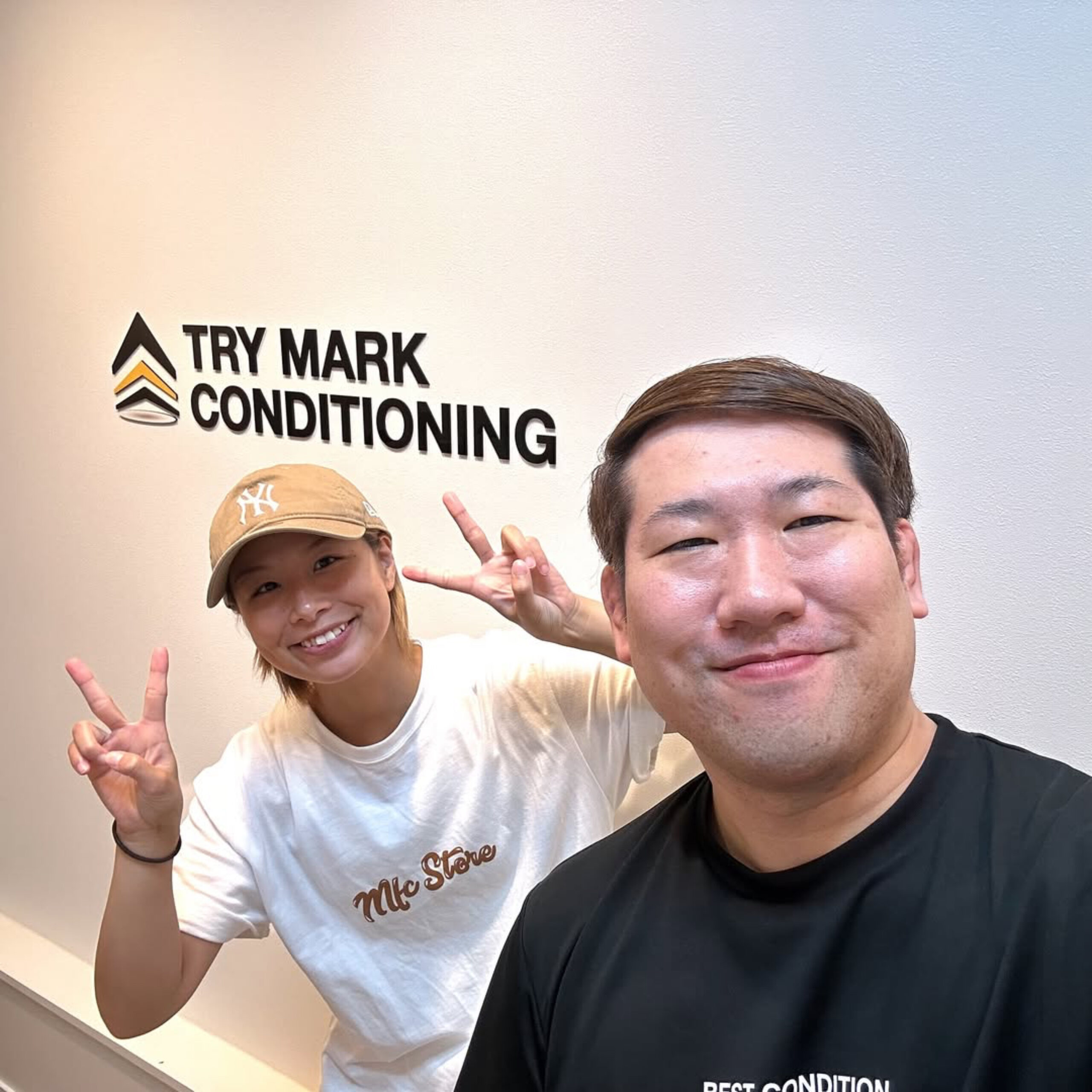 アスリート専用ケア|疲労回復・ケガ予防・“動ける体”へ整える|TRY MARK CONDITIONING RIZINファイター 浅倉カンナ選手との記念写真